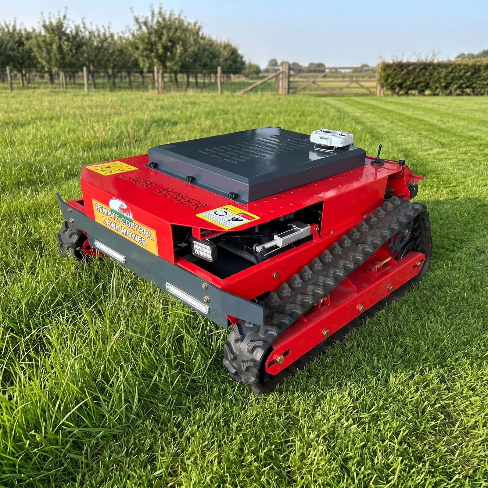 GST-900 hybrid tracked mower working scene